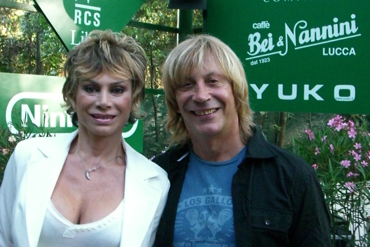 Carmen Russo, qui con il marito Enzo Paolo Turchi, indicata tra i possibili naufraghi della nuova edizione dell'Isola dei Famosi 2026 con location nelle Filippine al posto dell'Honduras