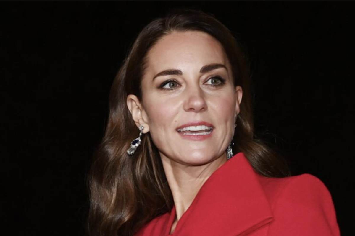 Un dettaglio che, a prima vista, può sembrare casuale, ma che in realtà racconta molto del ruolo che ricopre e delle regole non scritte