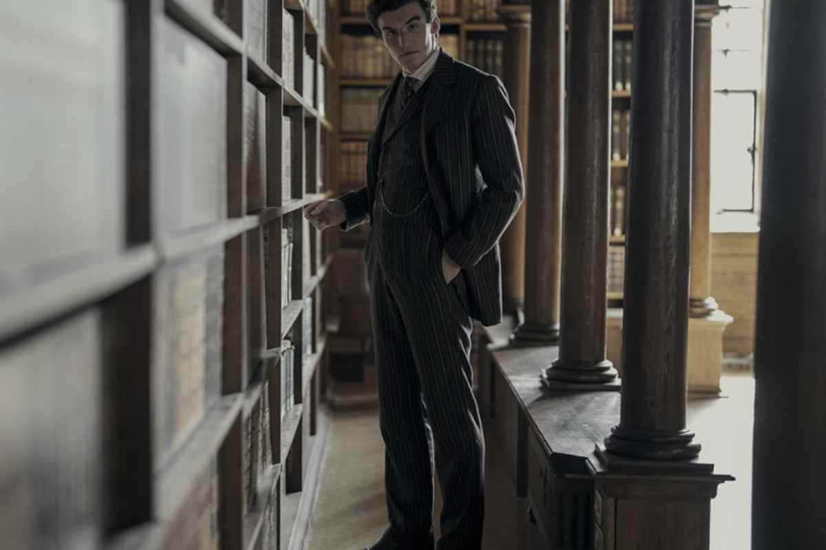 Una delle ragioni del successo sta proprio nel modo in cui la serie rilegge il personaggio. Qui Sherlock non è ancora il genio freddo