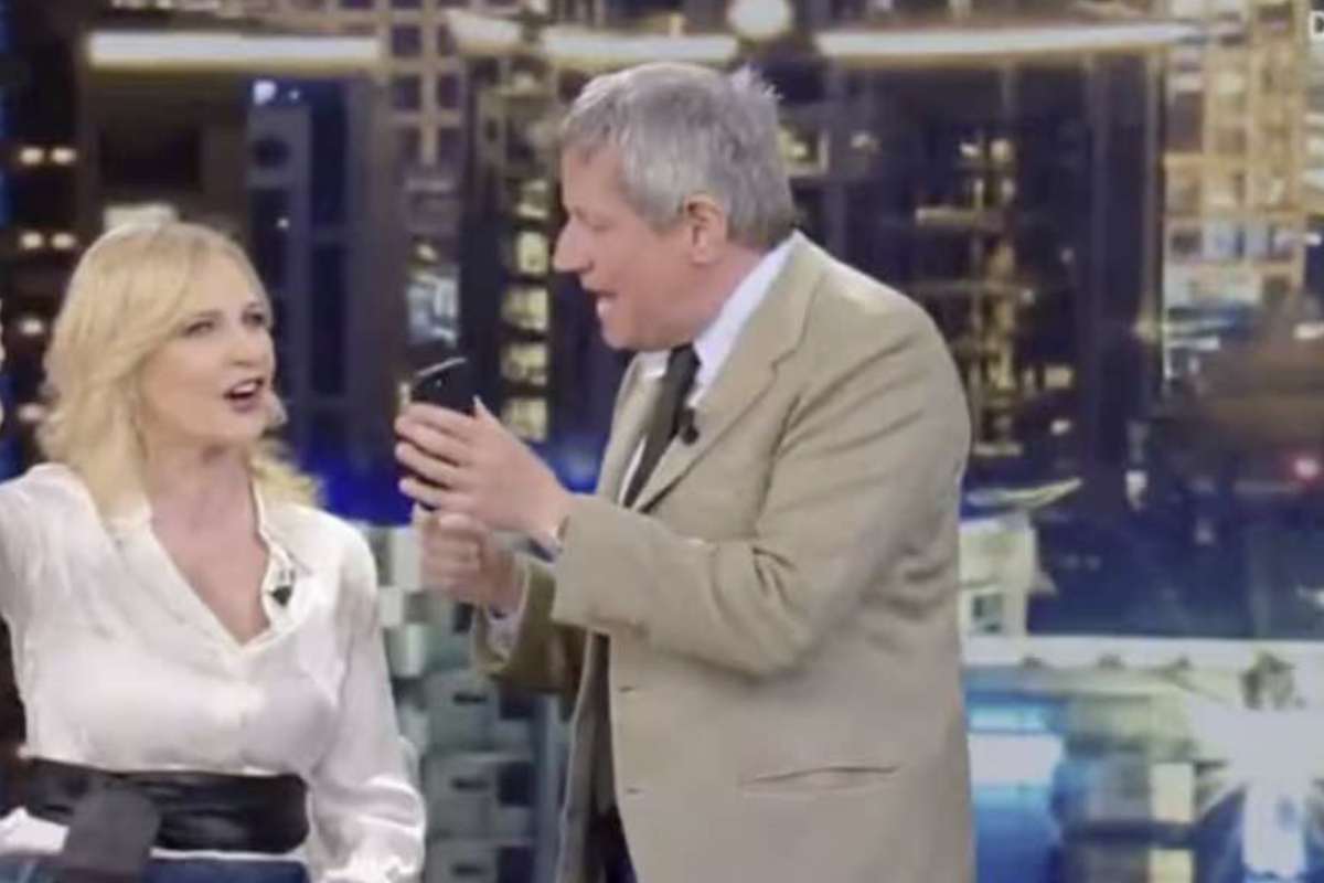 Il momento più significativo arriva poco dopo, quando il confronto si sposta su un piano più personale. Rossi storpia il nome della collega