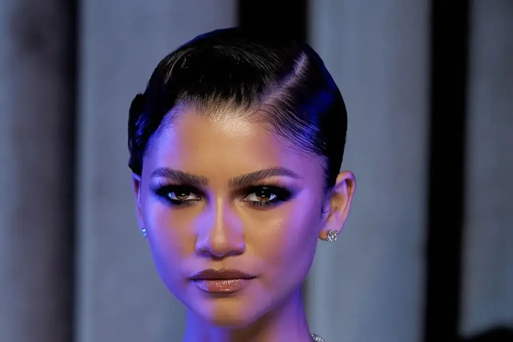 Zendaya in primo piano con espressione intensa e naturale