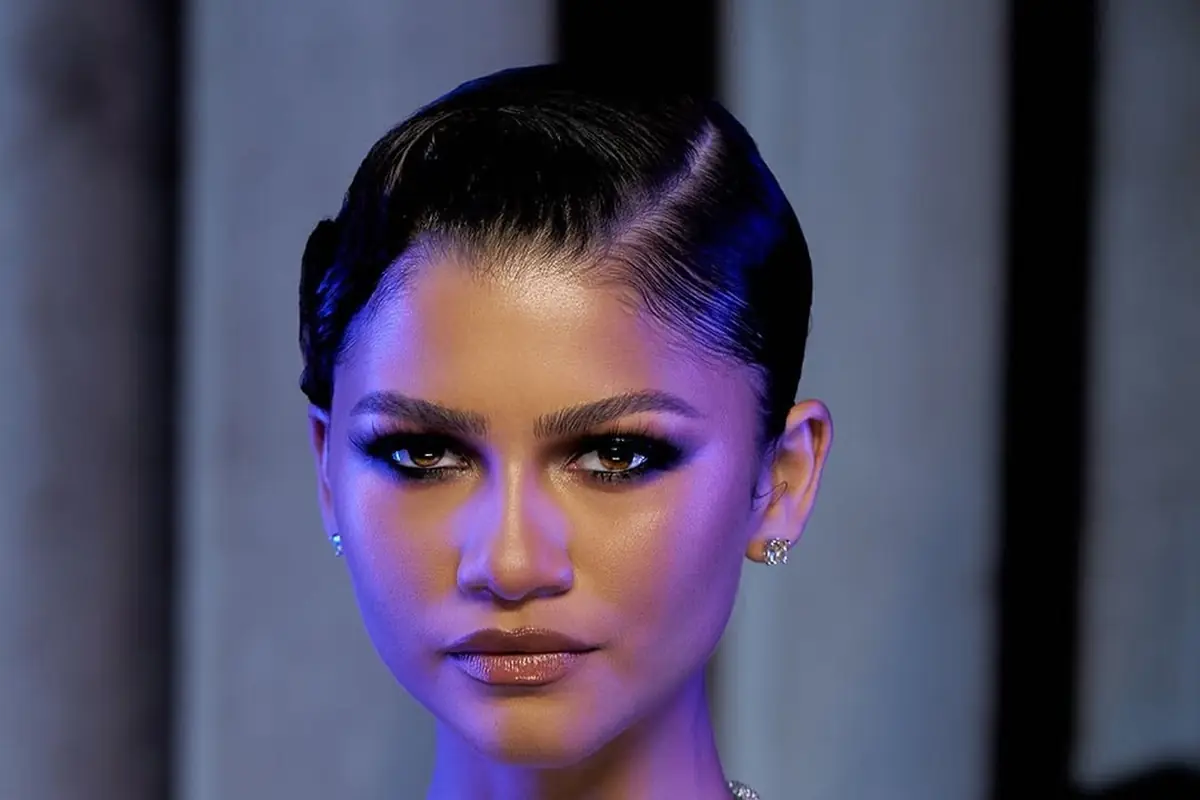 Zendaya in primo piano con espressione intensa e naturale