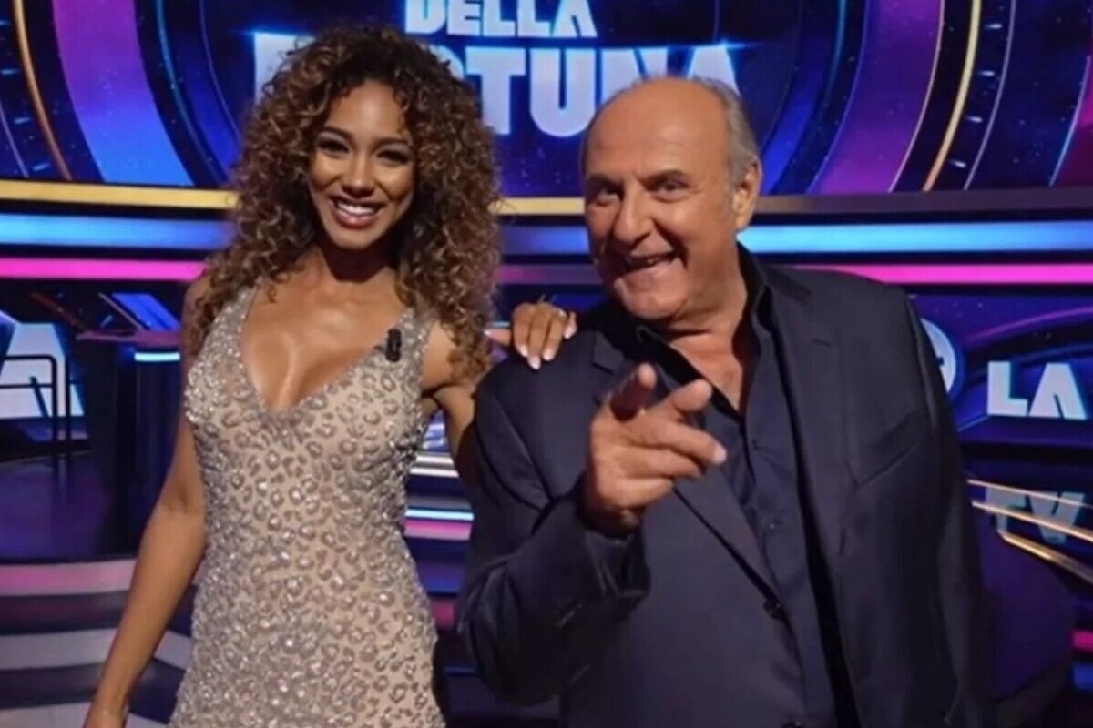Samira Lui sul set de La Ruota della Fortuna su Canale 5 con Gerry Scotti, la showgirl friulana confermata per la stagione 2026-2027